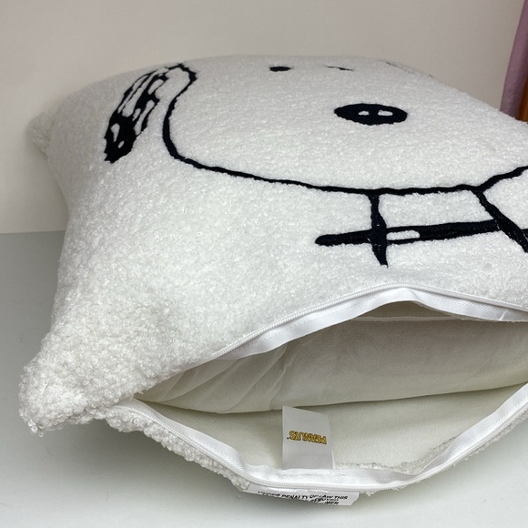 Snoopy Sherpa Peanuts Pillow, embroidered detail, 18”x18”, removable cover NEW - Picture 4 of 16